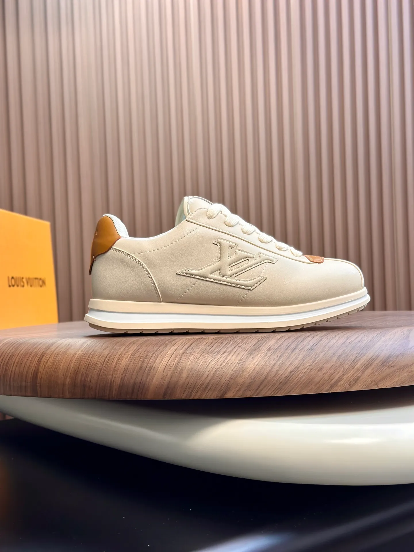 Factory direct sale ¥700💰Full set of packaging💰Top version LV-Louis Vuitton-Classic catwalk new style 1:1 developed replica of the original version! ! The upper foot is very comfortable. It is made of luxurious materials and fine workmanship. The midsole is printed with English letters "Made in Europe". The upper is made of calfskin imported from Italy. The side is decorated with the brand's LOGO and signature. The latest latex foot pads and mesh lining make the foot feel super comfortable. The original two-color TPU combination outsole is specially provided by the original factory. Bag technology Goodyear stitched edges Fabric: Exclusive custom first-layer cowhide Accessories: Exclusive private model Vuitton logo, lining: Customized silk mesh lining - first-layer silk cowhide lining Outsole: TPU combination outsole wear-resistant, non-slip and anti-yellowing Foot pads: new latex pads-mesh sweat-absorbent Counter technology: fully computerized sewing machine wire drawing Toe box back cover Hot and cold shaping Full set of pull-top last with medium and low logo pattern Counter packaging - Shoelaces, certificates, cards, instructions, certificates of quality, dust bags, the most comprehensive packaging on the Internet, men's size 339-44 (38/45 custom-made, non-refundable!